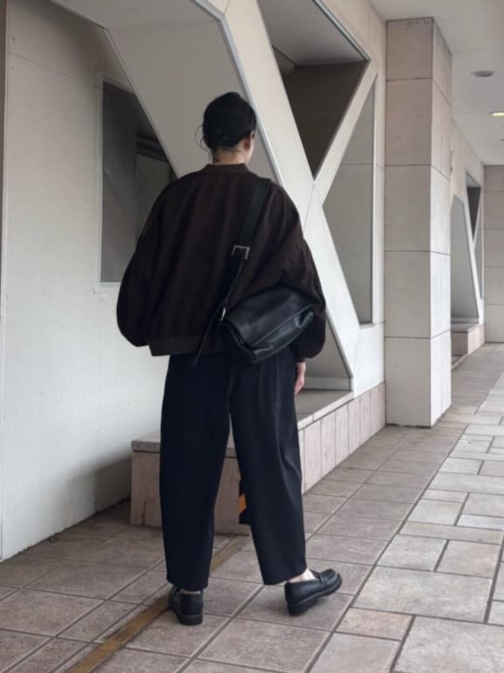 ブラウン系のその他アウター、ブラック系のその他パンツを着用したレディースの夏コーディネートの4枚目の写真