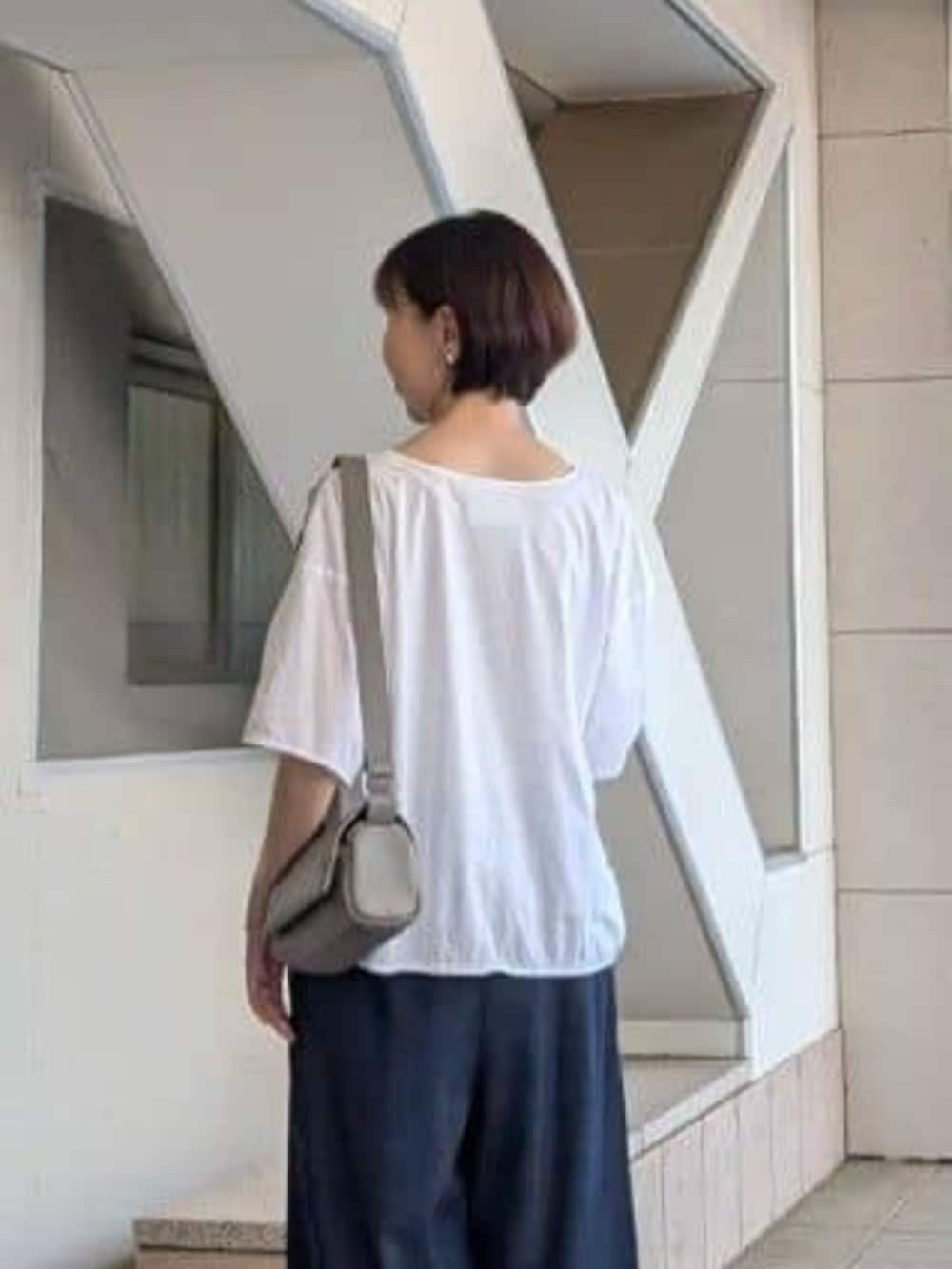 ブルー系のその他パンツ、ホワイト系のTシャツ/カットソーを着用したレディースの春コーディネートの4枚目の写真