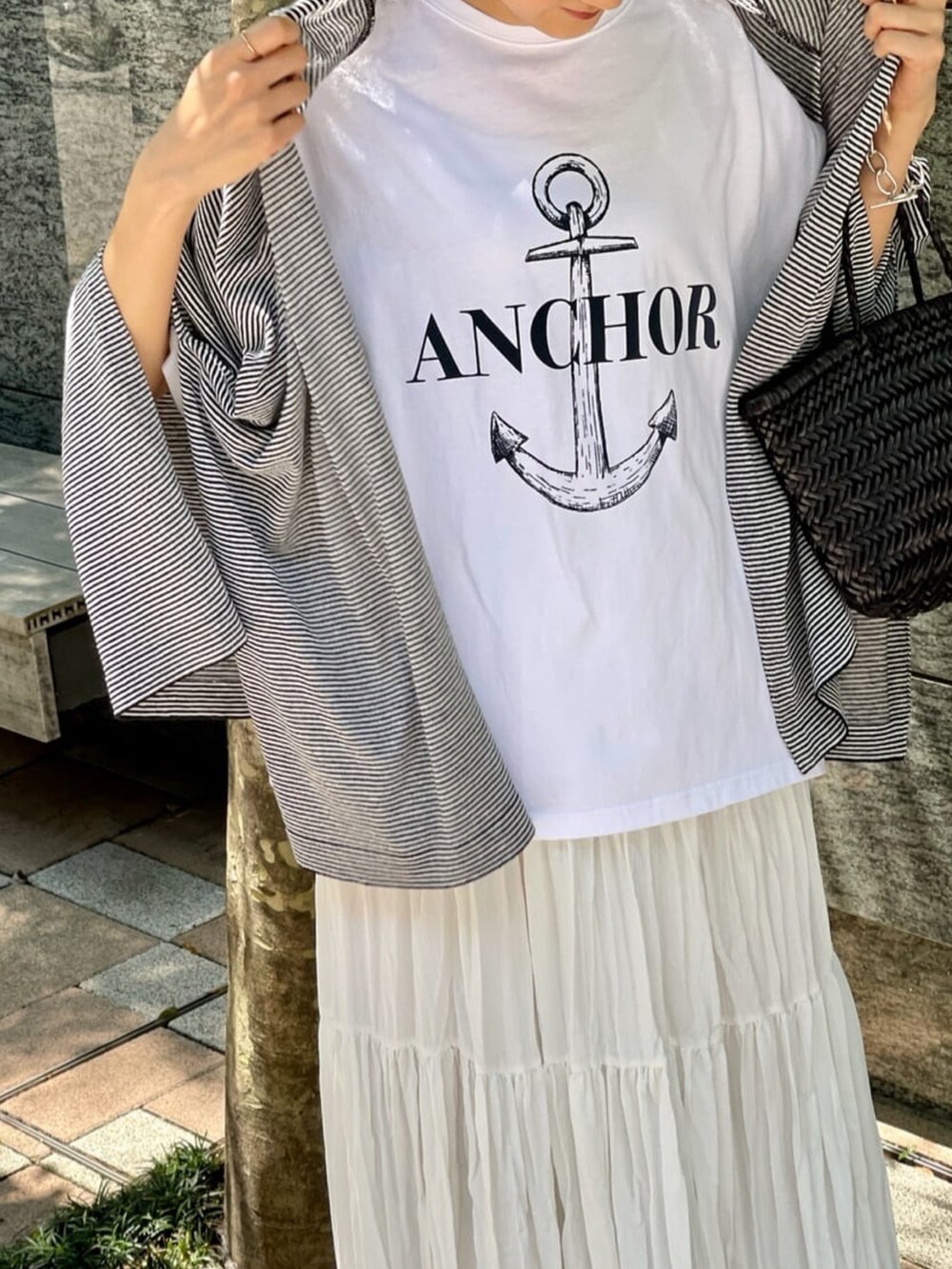 ホワイト系のスカート、その他のカーディガン/ボレロを着用したレディースの春コーディネートの2枚目の写真