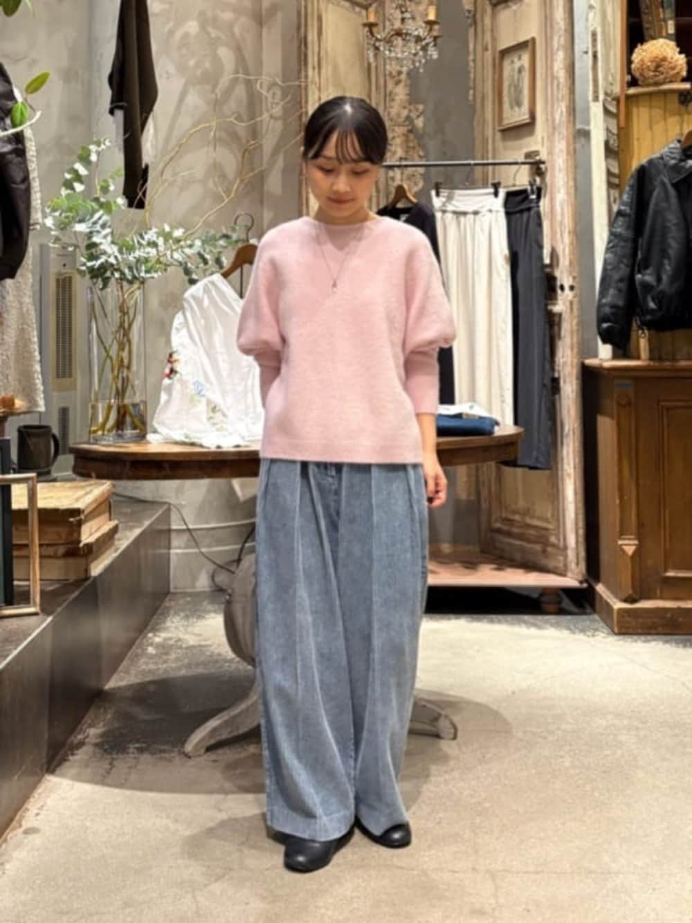 ピンク系のニット/セーター、ブルー系のその他パンツを着用したレディースの秋コーディネートの2枚目の写真