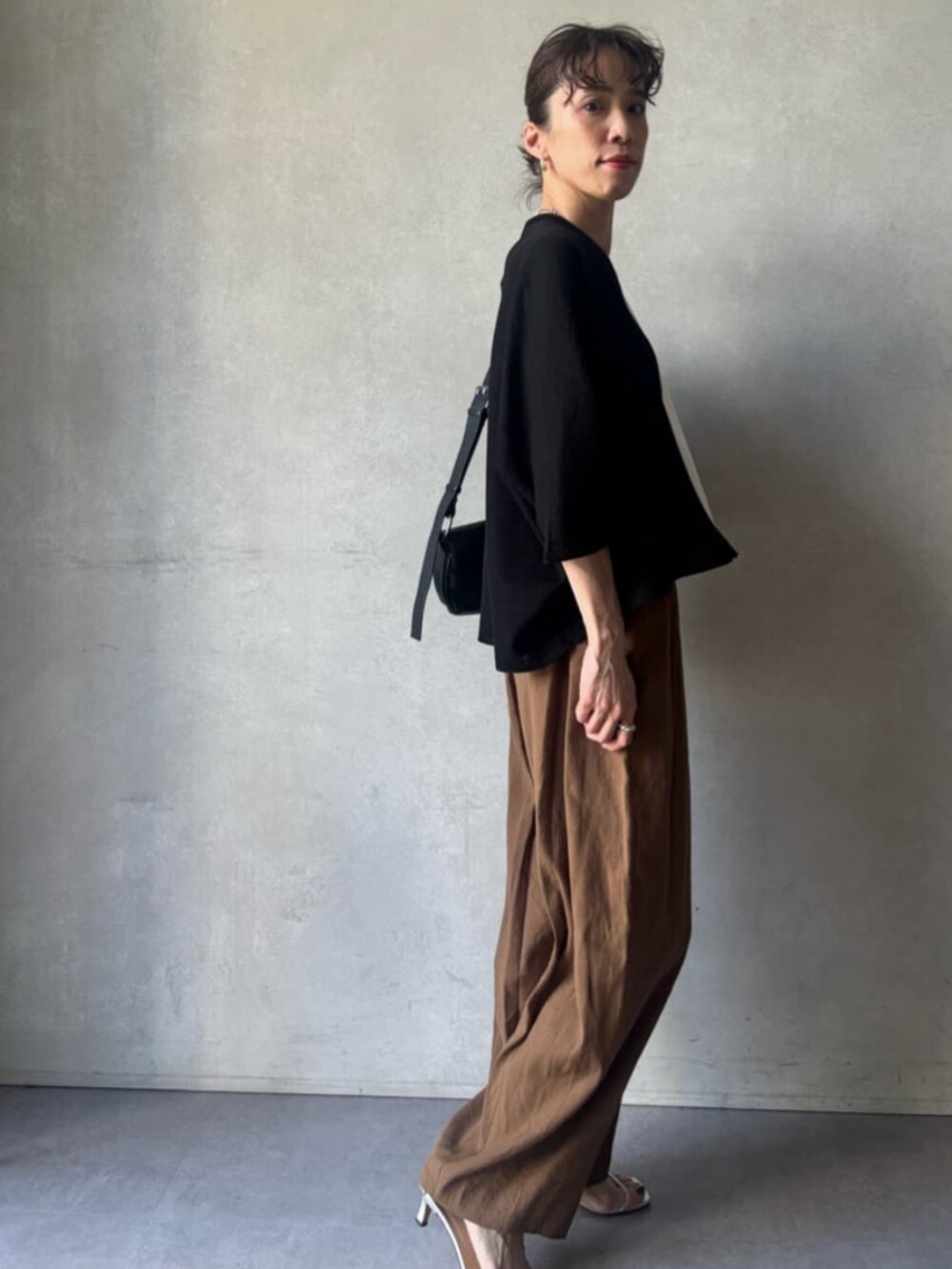 ブラウン系のその他パンツ、ブラック系のカーディガン/ボレロを着用したレディースの春コーディネートの2枚目の写真