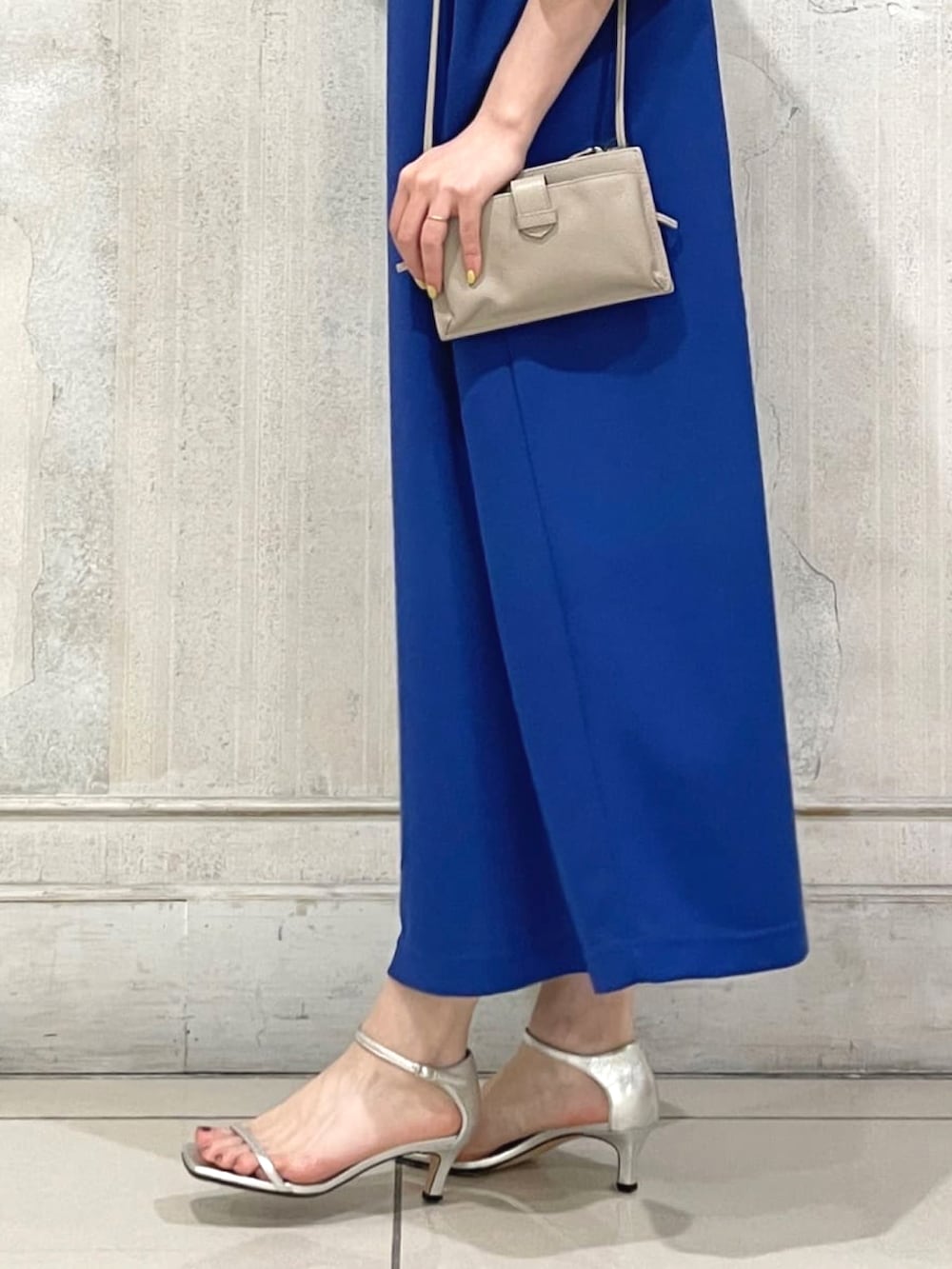 ブルー系のワンピース、グレー系のショルダーバッグを着用したレディースの夏コーディネートの4枚目の写真