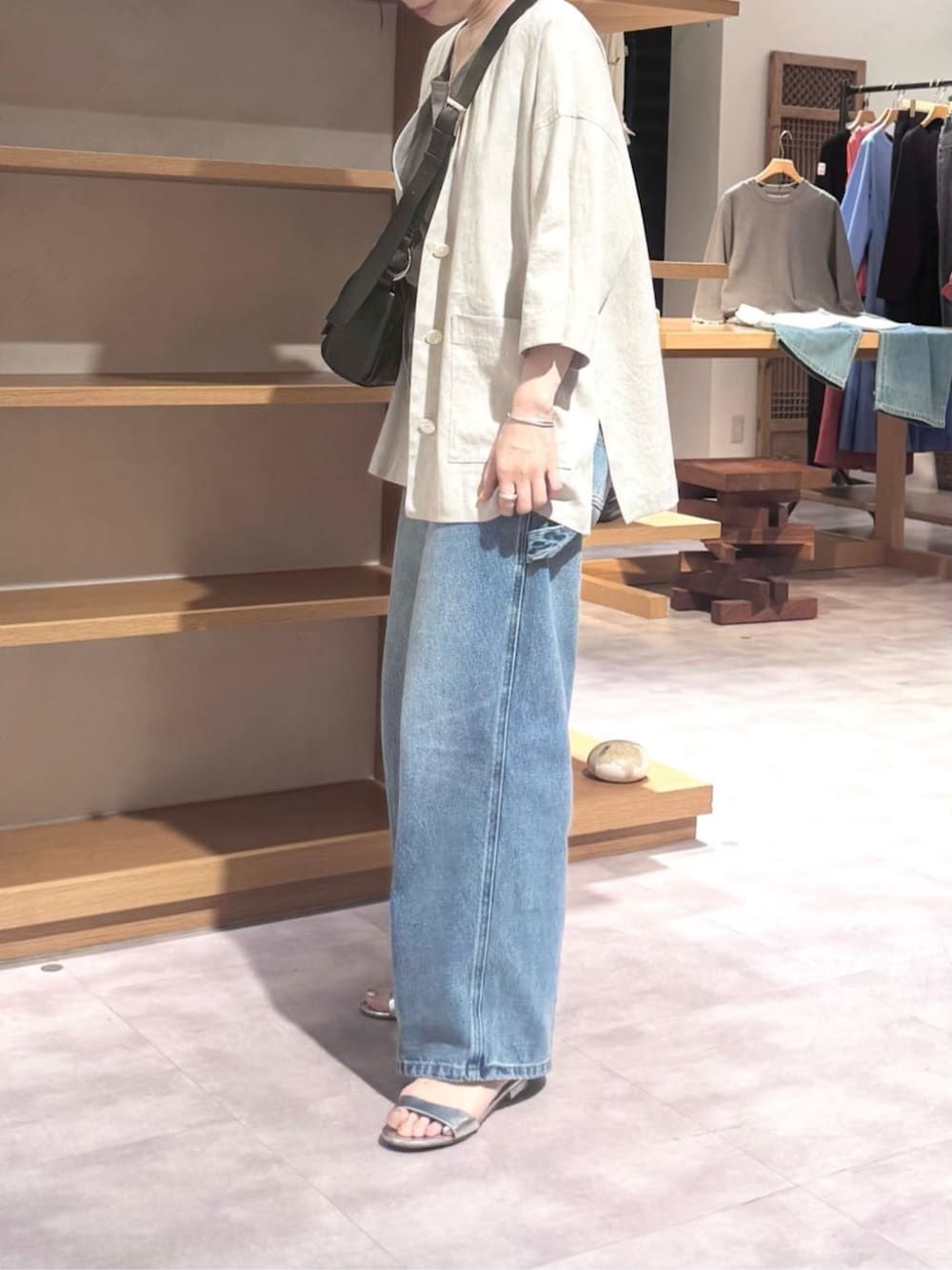 ブラック系のショルダーバッグ、ブルー系のその他パンツ、ブラウン系のキャミソールを着用したレディースの春コーディネートの8枚目の写真