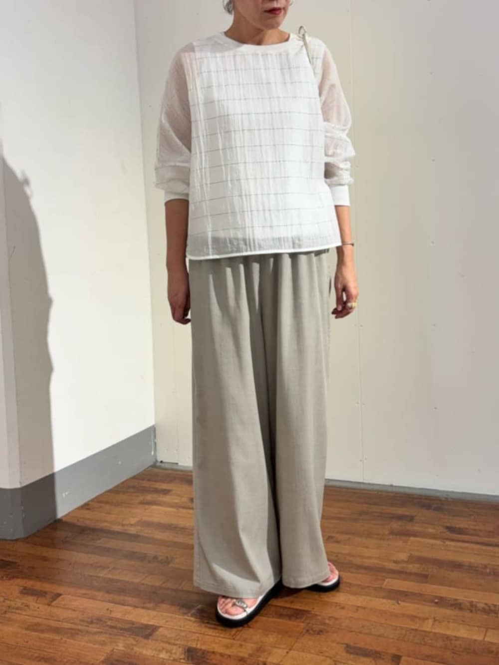 グレー系のその他パンツ、ホワイト系のシャツ/ブラウスを着用したレディースの春コーディネートの2枚目の写真