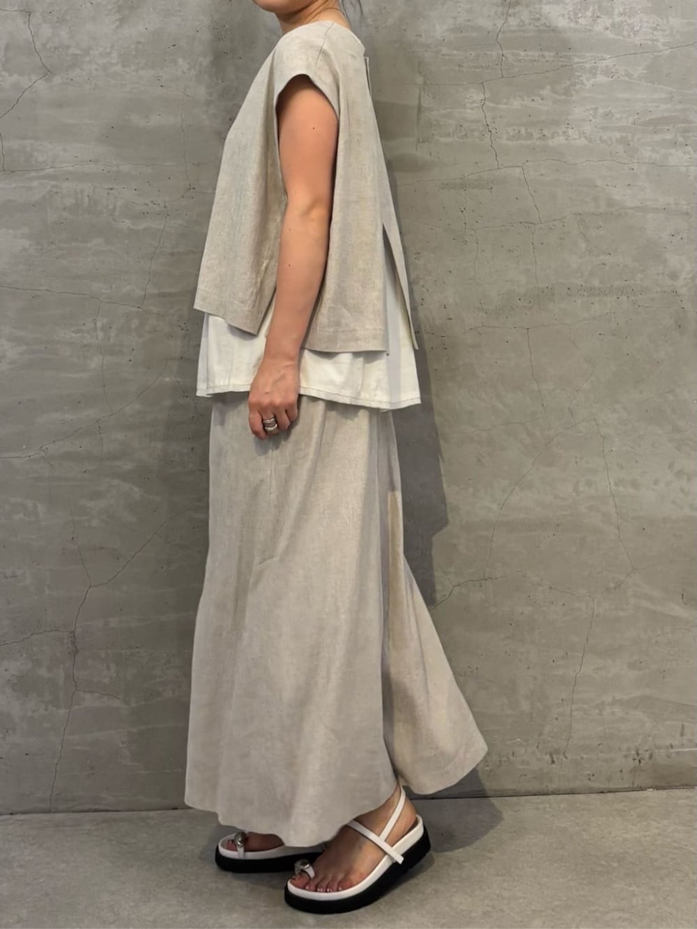 ブラック系のボストンバッグ、ホワイト系のサンダル、ホワイト系のシャツ/ブラウスを着用したレディースの春コーディネートの7枚目の写真