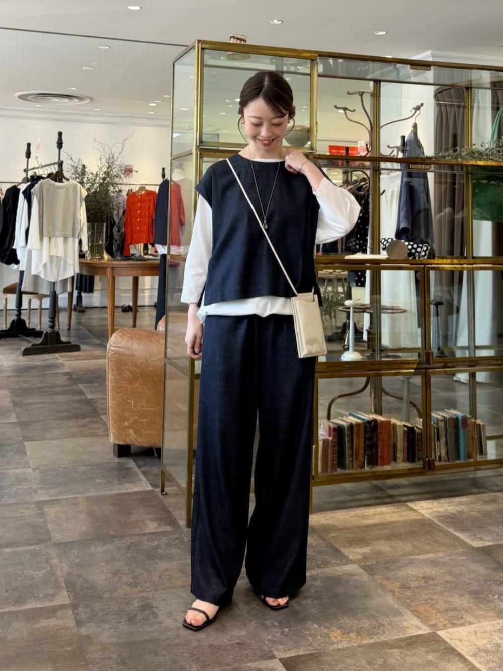 ブルー系のシャツ/ブラウス、ホワイト系のシャツ/ブラウス、ホワイト系のショルダーバッグを着用したレディースの春コーディネートの2枚目の写真