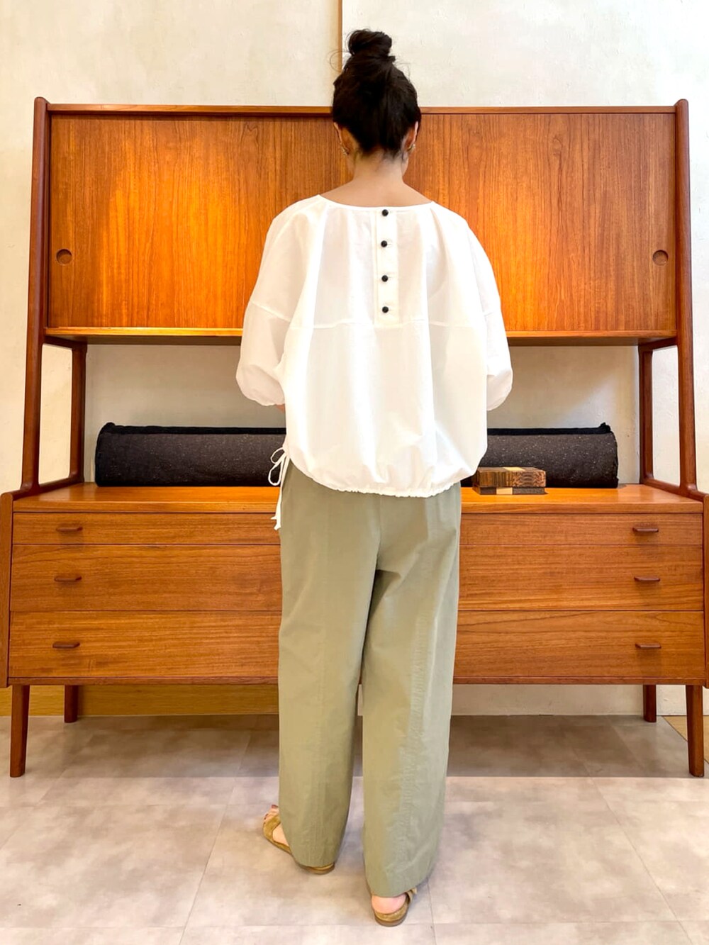 ホワイト系のシャツ/ブラウス、グリーン系のその他パンツ、ベージュ系のトートバッグを着用したレディースの春コーディネートの3枚目の写真