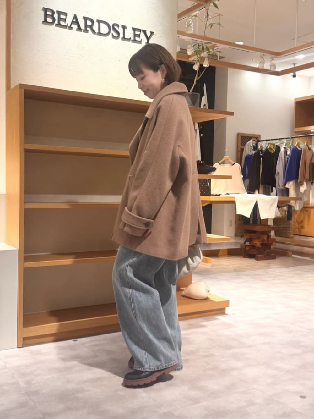 ブルー系のデニムパンツ、イエロー系のその他アウターを着用したレディースの秋コーディネートの6枚目の写真