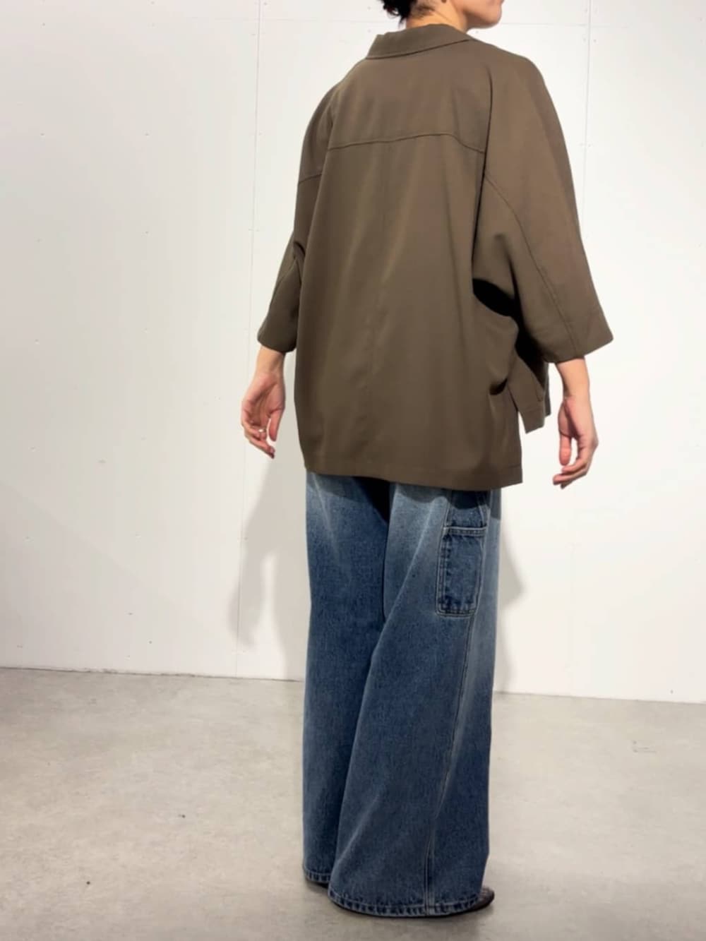 ホワイト系のタンクトップ、ブルー系のその他パンツ、ブラウン系のテーラードジャケットを着用したレディースの春コーディネートの8枚目の写真