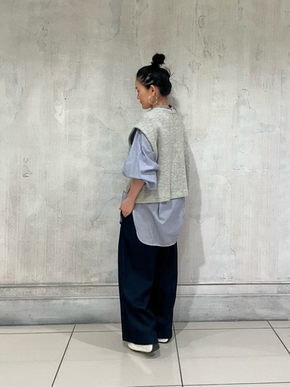 ホワイト系のスニーカー、ブルー系のその他パンツ、シルバー系のトートバッグを着用したレディースの冬コーディネートの7枚目の写真