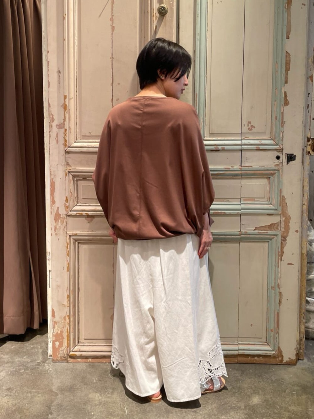 ブラウン系のTシャツ/カットソー、ホワイト系のその他パンツを着用したレディースの夏コーディネートの3枚目の写真