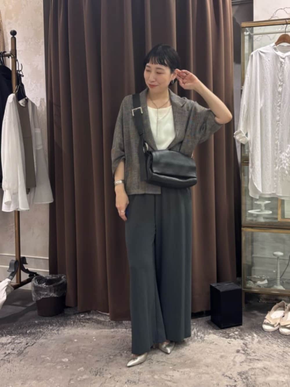 グレー系のその他パンツ、ブラック系のショルダーバッグ、ベージュ系のテーラードジャケットを着用したレディースの春コーディネートの3枚目の写真