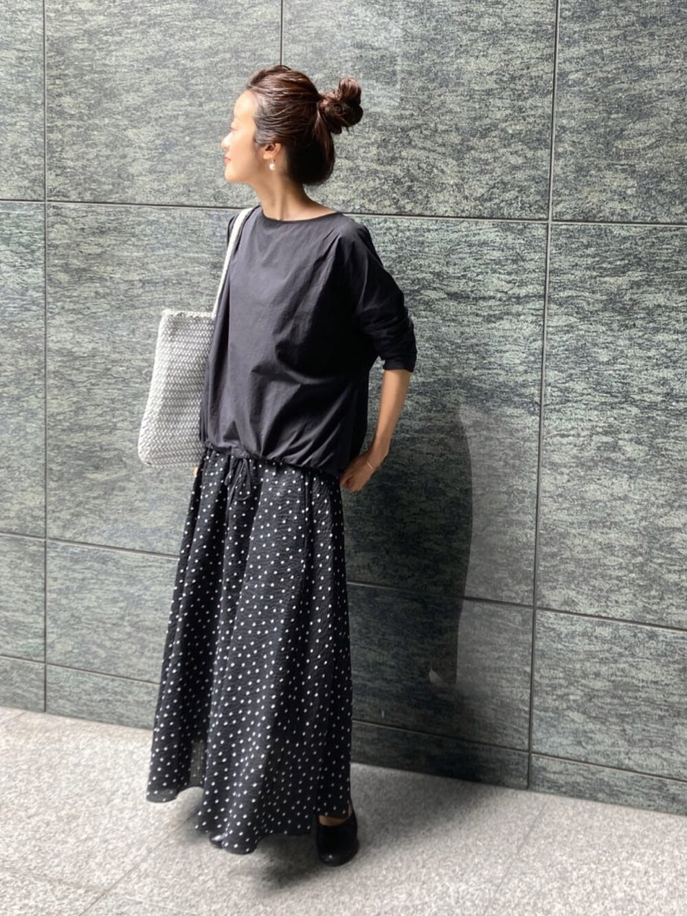 ブラック系のシャツ/ブラウス、ブラック系のスカートを着用したレディースの夏コーディネートの2枚目の写真