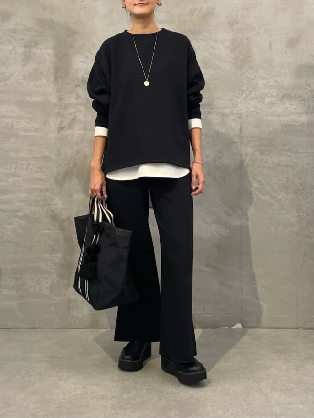 ホワイト系のシャツ/ブラウス、ブルー系のその他パンツ、ブルー系のTシャツ/カットソーを着用したレディースの秋コーディネートの3枚目の写真