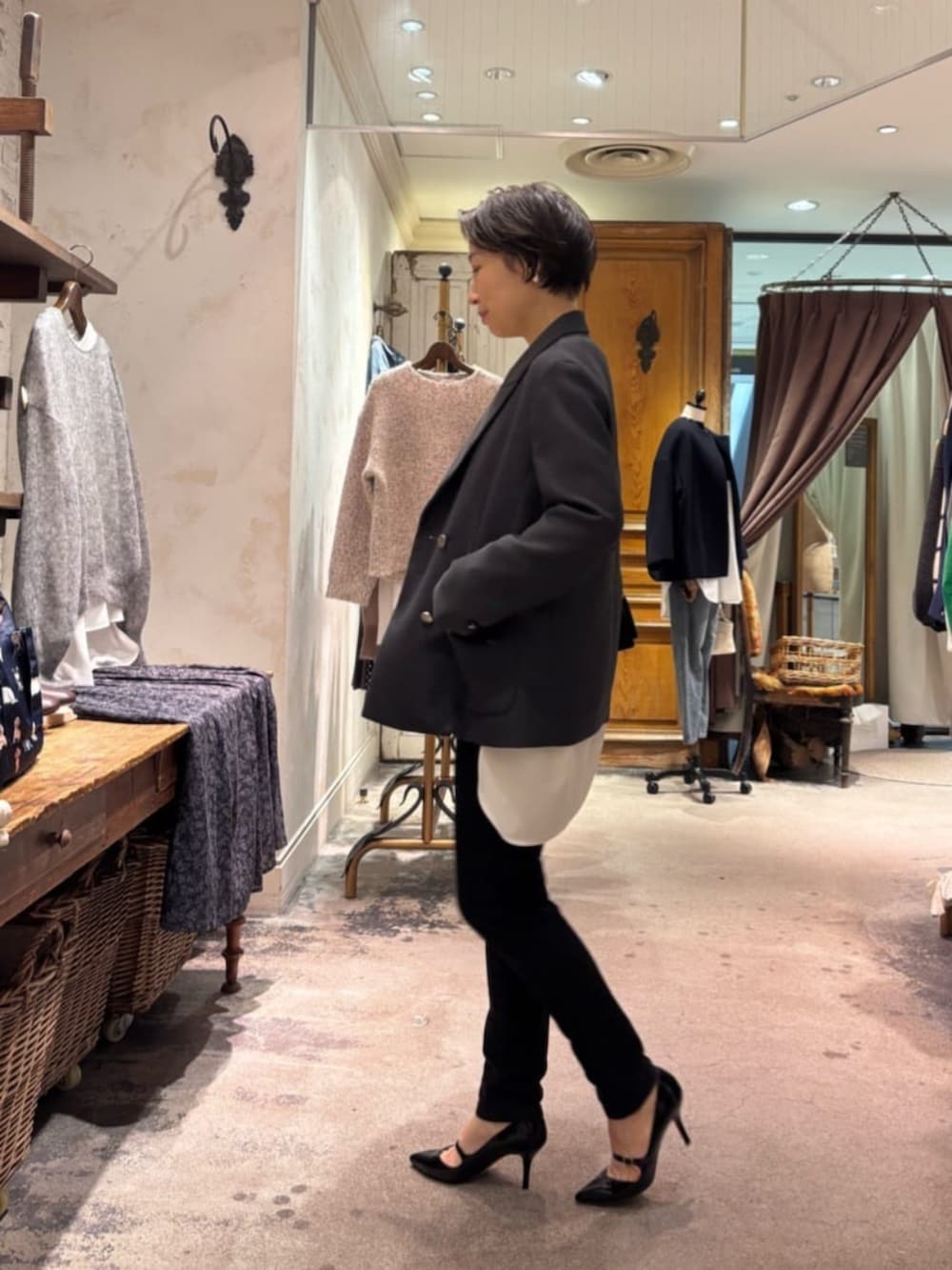 ブラック系のその他パンツ、ホワイト系のシャツ/ブラウス、グレー系のテーラードジャケットを着用したレディースの冬コーディネートの4枚目の写真