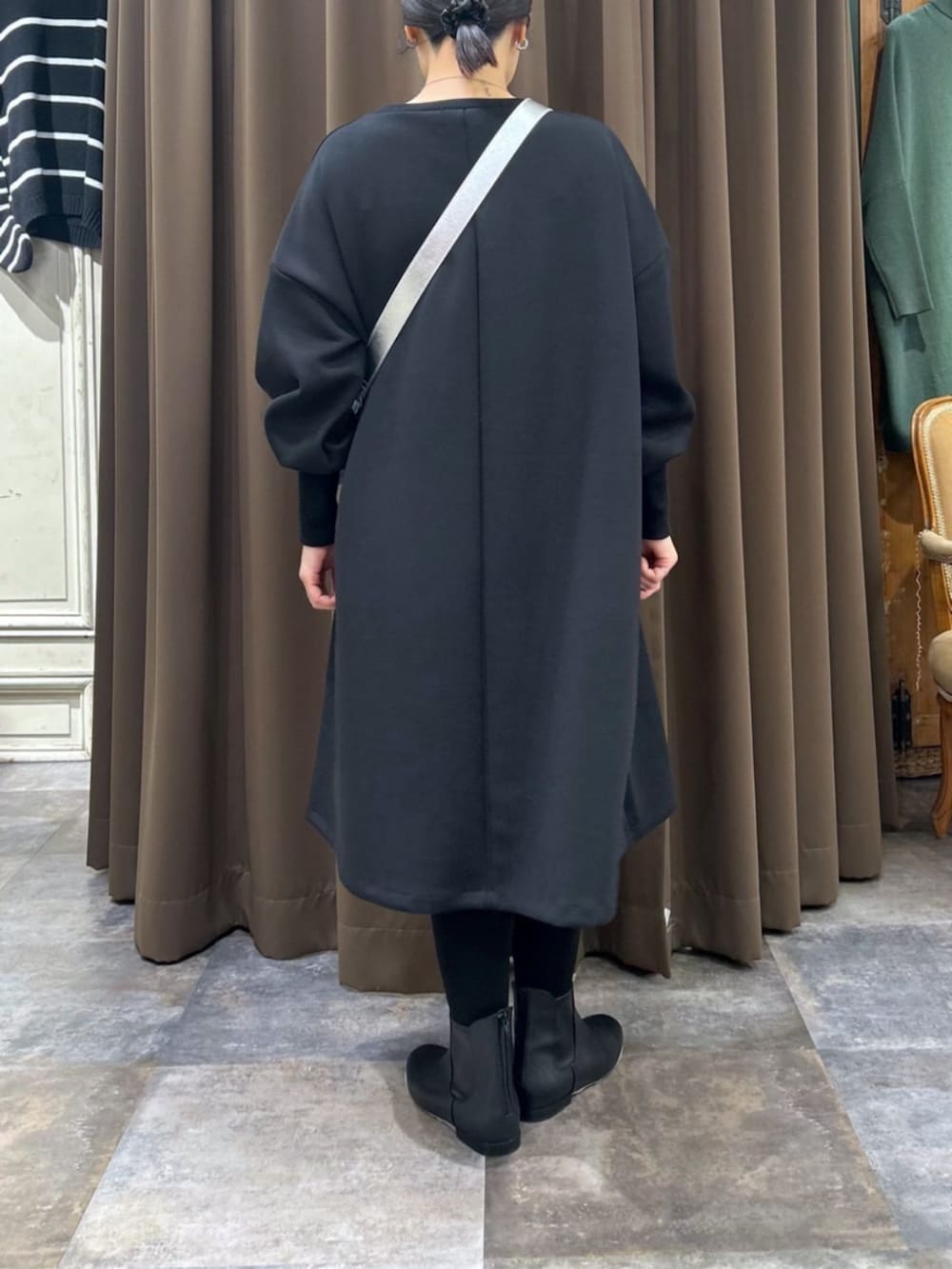 ブラック系のワンピース、ブラック系のチャームを着用したレディースの冬コーディネートの5枚目の写真