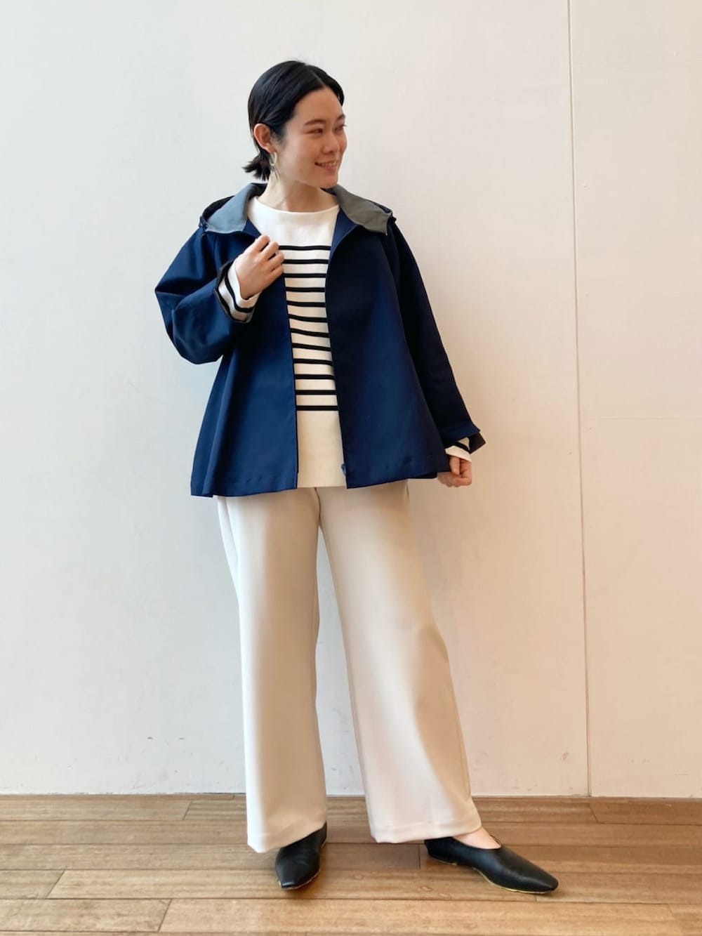 ブルー系のその他アウター、ブラック系のニット/セーター、ベージュ系のその他パンツを着用したレディースの冬コーディネートの2枚目の写真