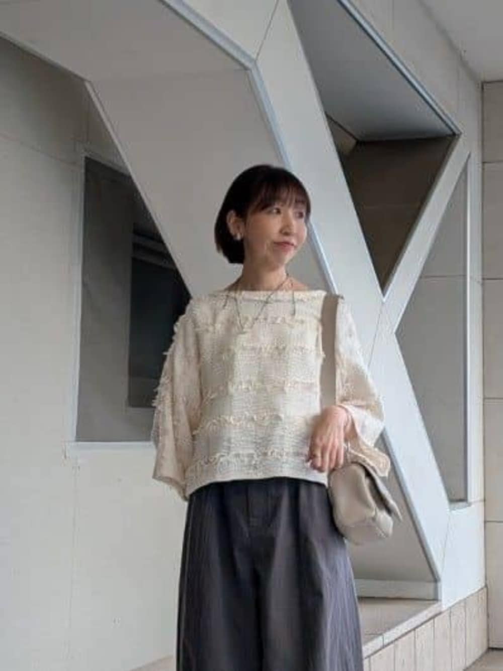 ベージュ系のショルダーバッグ、グレー系のその他パンツ、ホワイト系のシャツ/ブラウスを着用したレディースの冬コーディネートの3枚目の写真