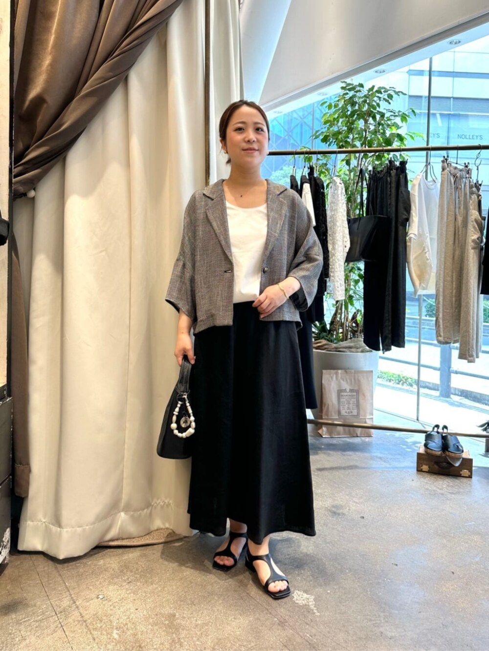 ホワイト系のシャツ/ブラウス、ベージュ系のテーラードジャケットを着用したレディースの春コーディネートの2枚目の写真