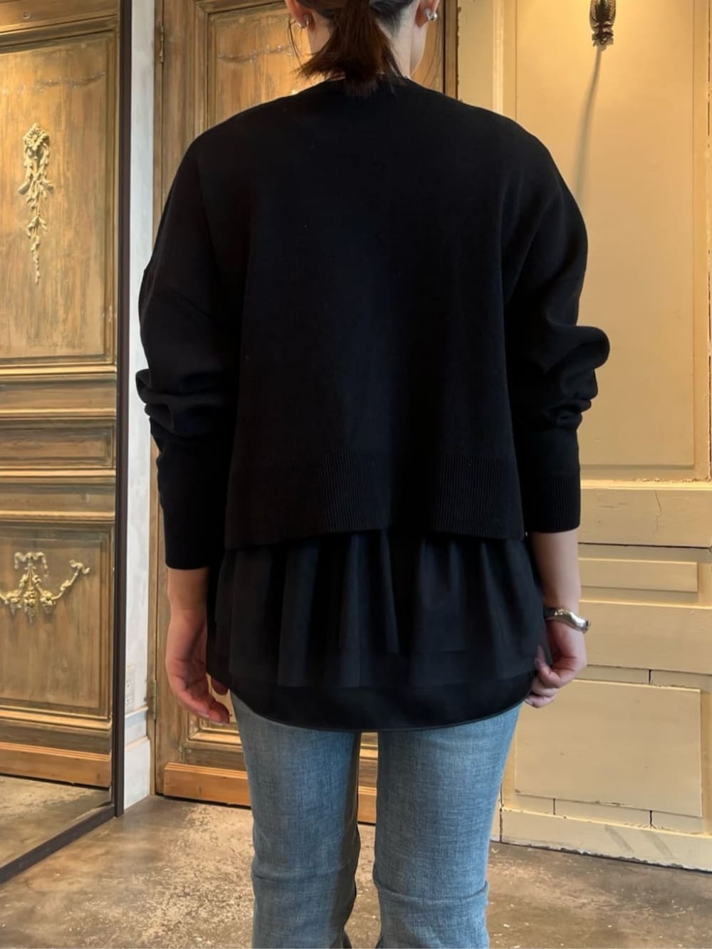 ブルー系のデニムパンツ、ブラック系のカーディガン/ボレロを着用したレディースの夏コーディネートの6枚目の写真