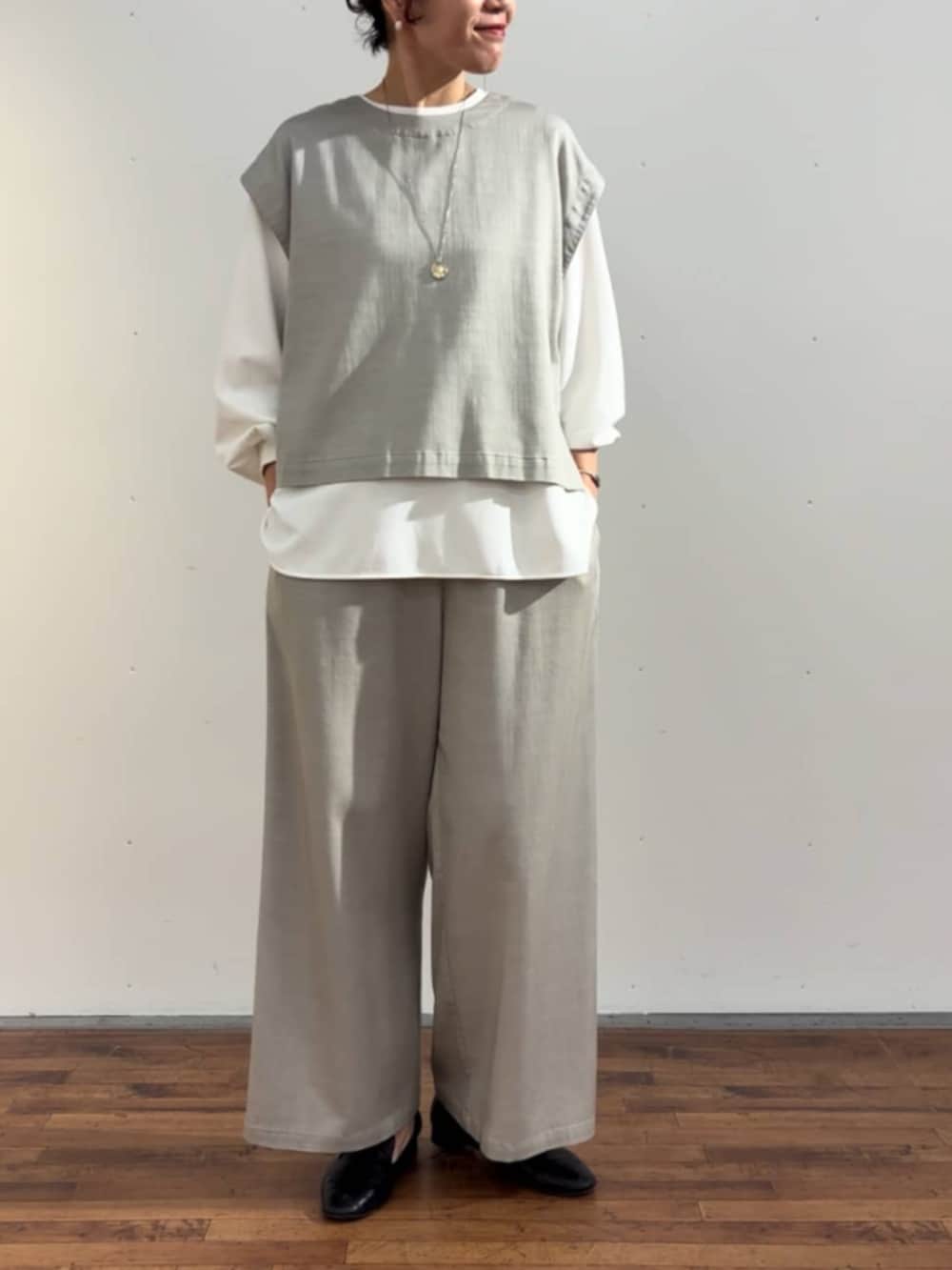 グレー系のシャツ/ブラウス、ホワイト系のシャツ/ブラウス、グレー系のその他パンツを着用したレディースの冬コーディネートの7枚目の写真