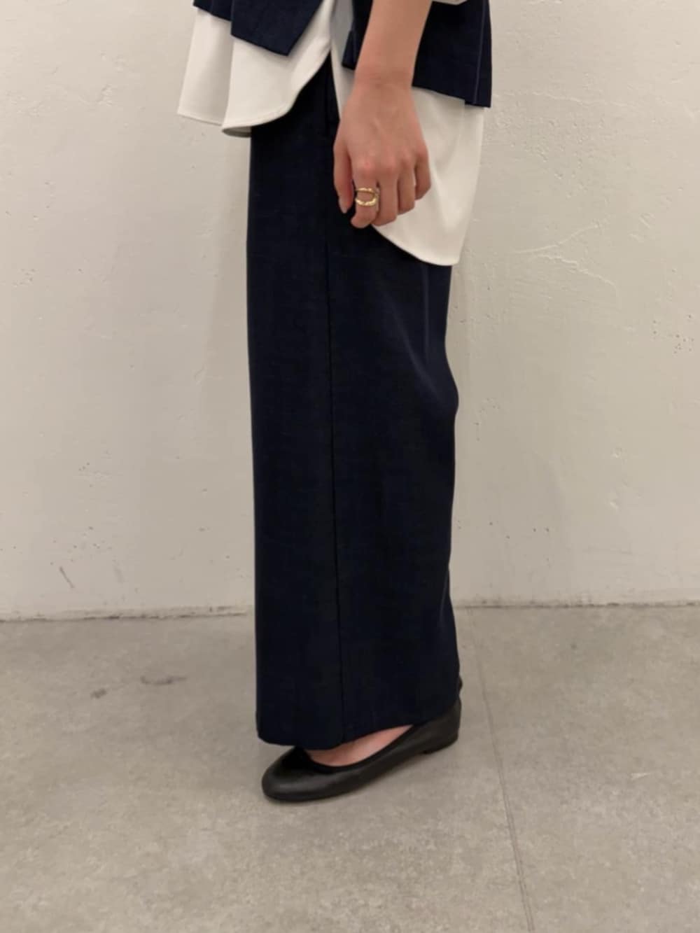 ブルー系のシャツ/ブラウス、ブルー系のその他パンツ、ホワイト系のシャツ/ブラウスを着用したレディースの春コーディネートの7枚目の写真