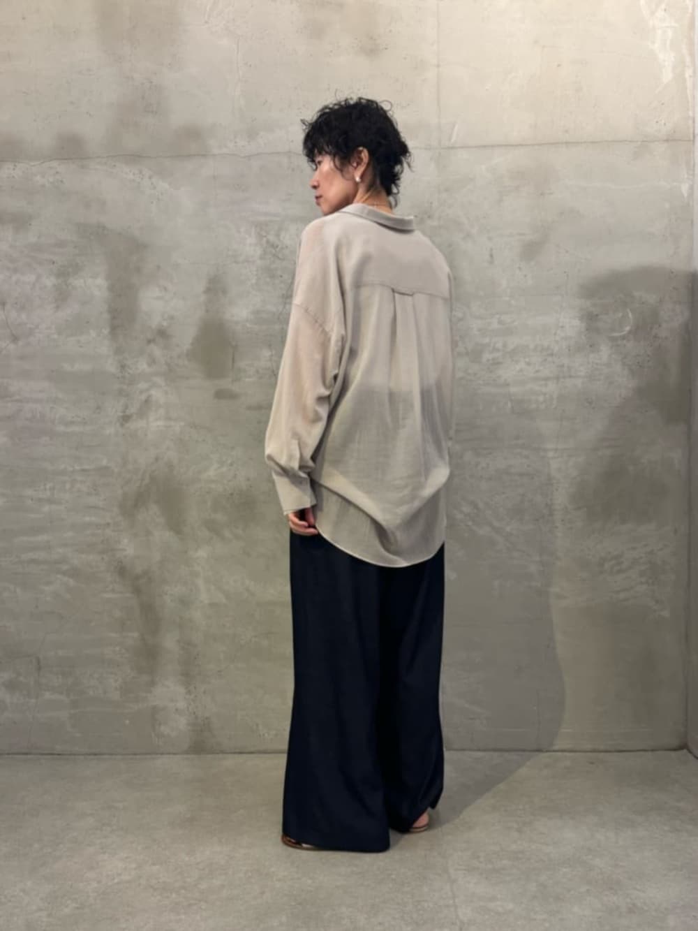 ブルー系のその他パンツ、グレー系のシャツ/ブラウスを着用したレディースの春コーディネートの6枚目の写真
