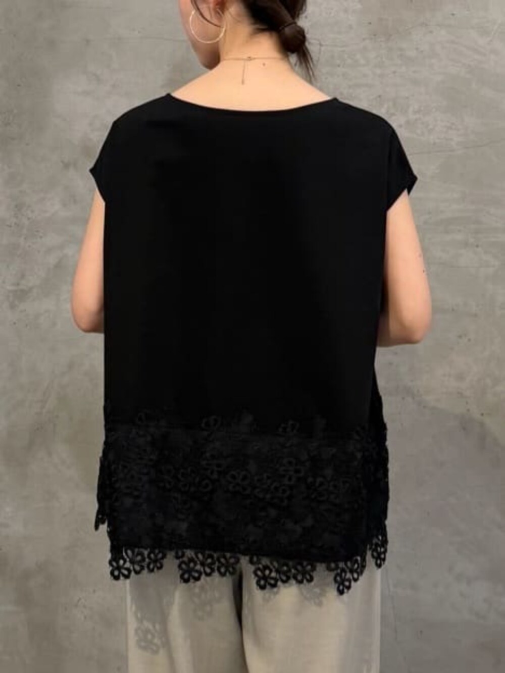 ホワイト系のショルダーバッグ、グレー系のその他パンツ、ブラック系のTシャツ/カットソーを着用したレディースの春コーディネートの6枚目の写真