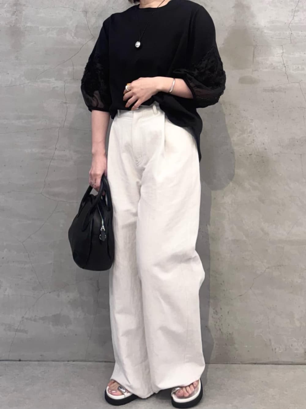 ブラック系のTシャツ/カットソー、ホワイト系のその他パンツを着用したレディースの春コーディネートの2枚目の写真