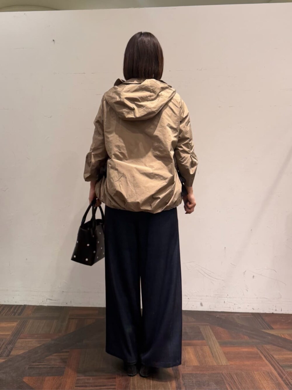 ブルー系のその他パンツ、ブラウン系のブルゾン、ブラック系のトートバッグを着用したレディースの冬コーディネートの4枚目の写真