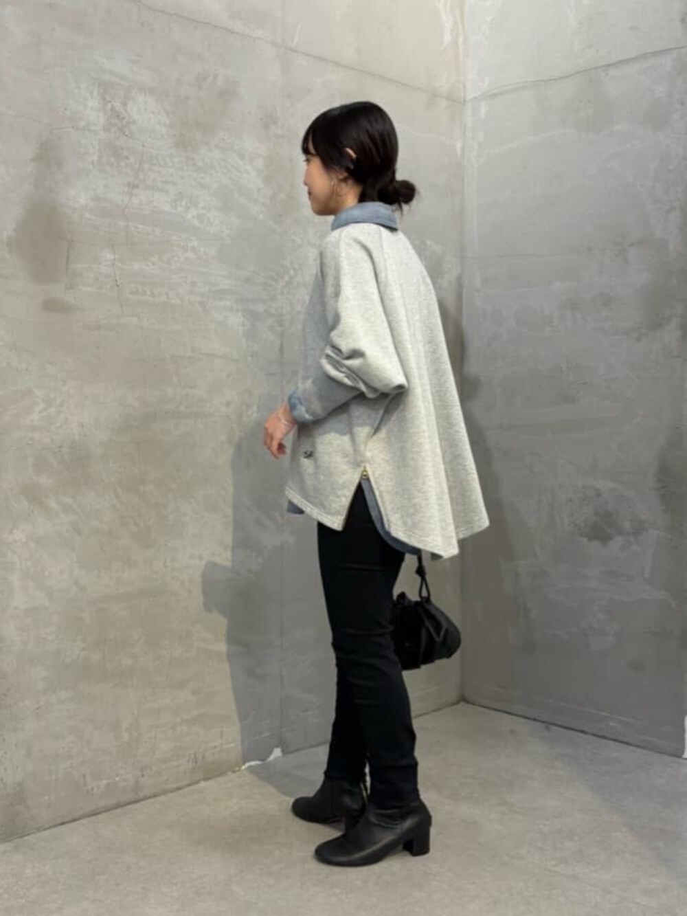 ブラック系のその他パンツ、ブルー系のシャツ/ブラウス、グレー系のTシャツ/カットソーを着用したレディースの夏コーディネートの3枚目の写真