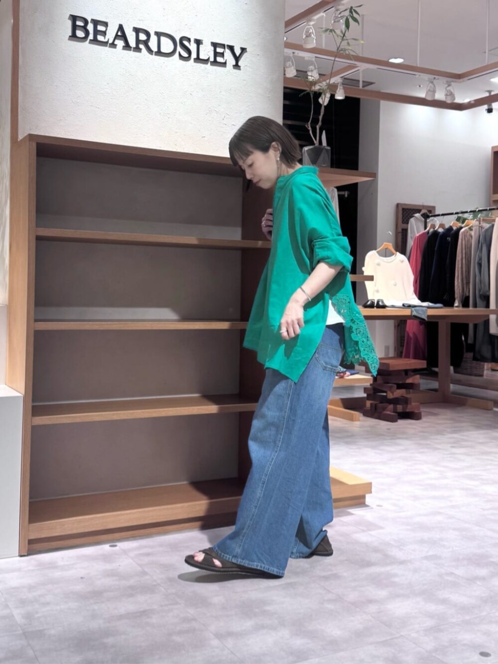 ブルー系のその他パンツ、グリーン系のシャツ/ブラウスを着用したレディースの春コーディネートの2枚目の写真