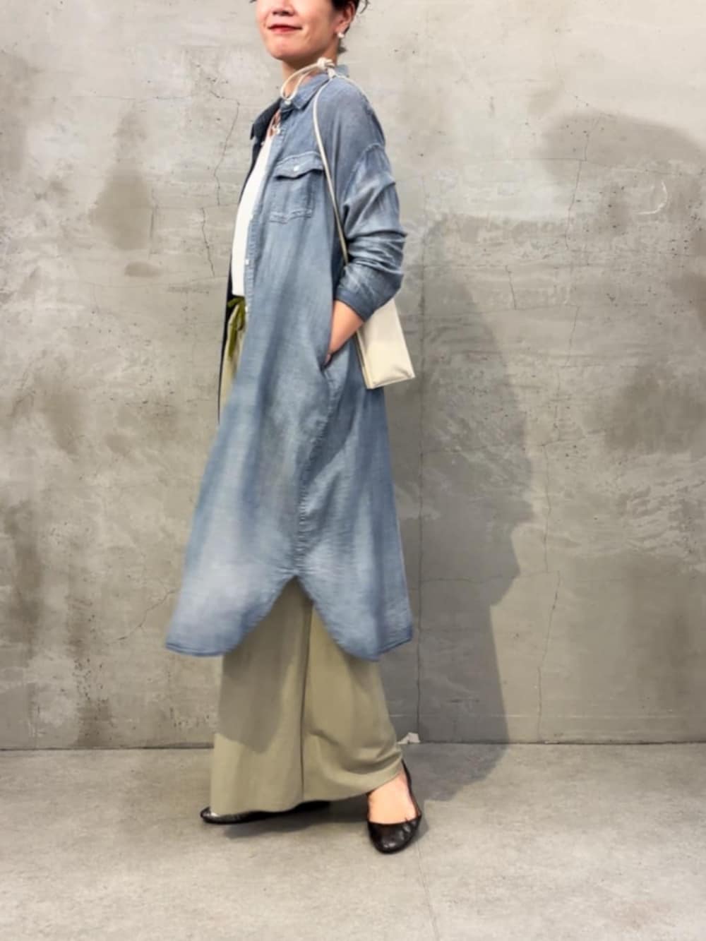 ホワイト系のタンクトップ、グリーン系のその他パンツ、ブルー系のワンピースを着用したレディースの冬コーディネートの2枚目の写真