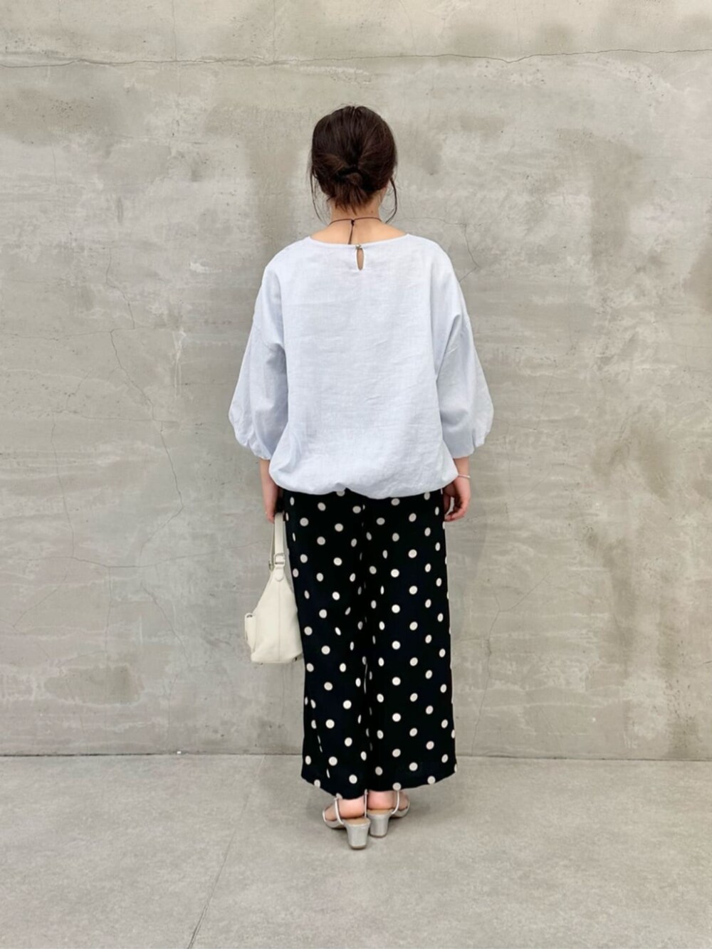 ホワイト系のトートバッグ、ブルー系のシャツ/ブラウス、ブラック系のその他パンツを着用したレディースの冬コーディネートの4枚目の写真