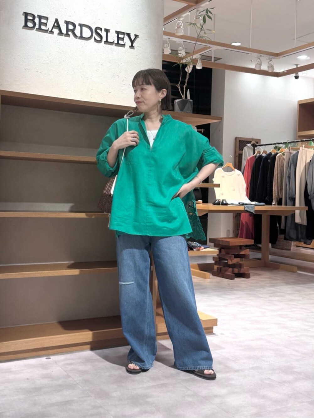 ブルー系のその他パンツ、グリーン系のシャツ/ブラウスを着用したレディースの春コーディネートの4枚目の写真