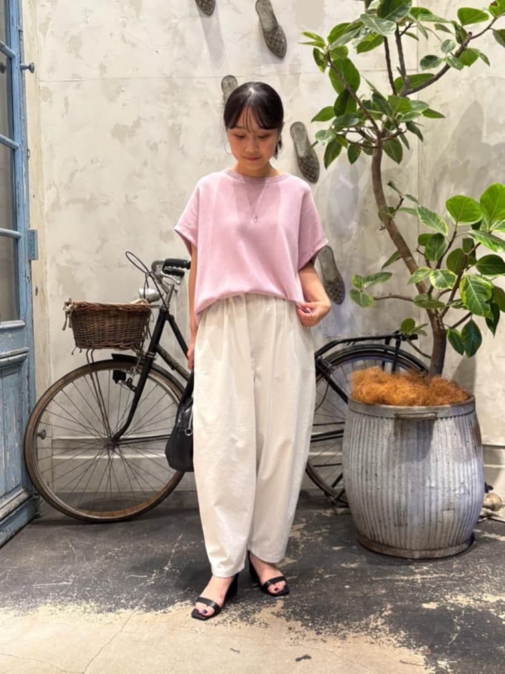 パープル系のニット/セーター、ホワイト系のその他パンツを着用したレディースの夏コーディネートの2枚目の写真
