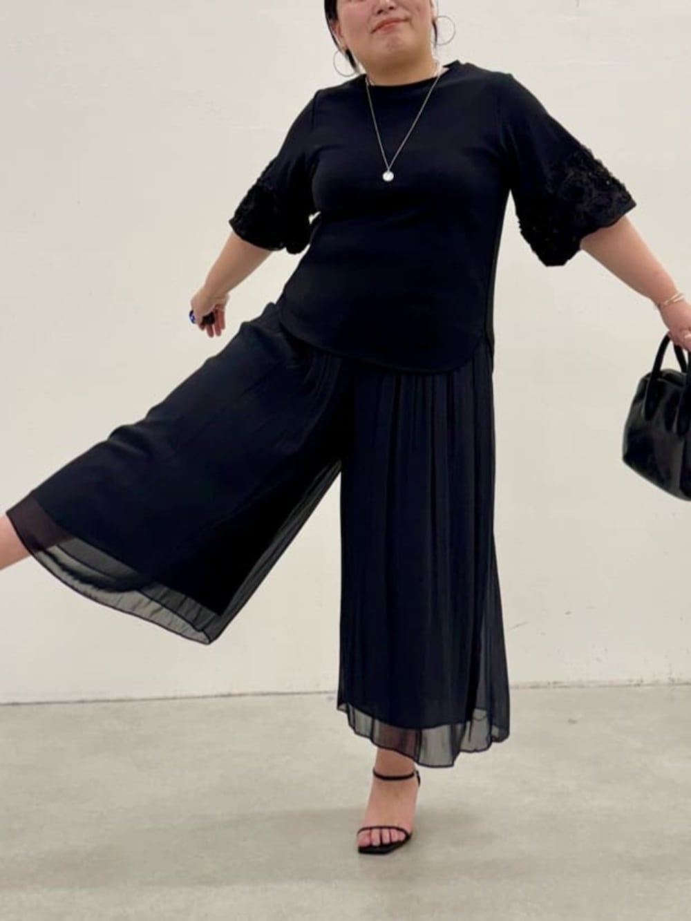 ブラック系のその他パンツ、ブラック系のTシャツ/カットソーを着用したレディースの春コーディネートの6枚目の写真