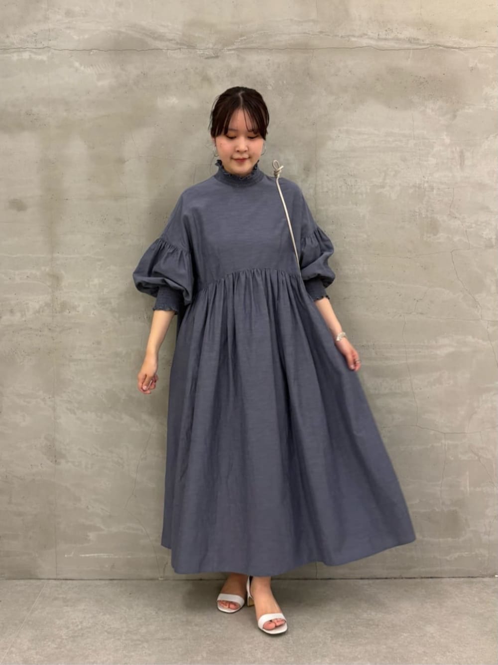 グレー系のワンピースを着用したレディースの冬コーディネートの2枚目の写真