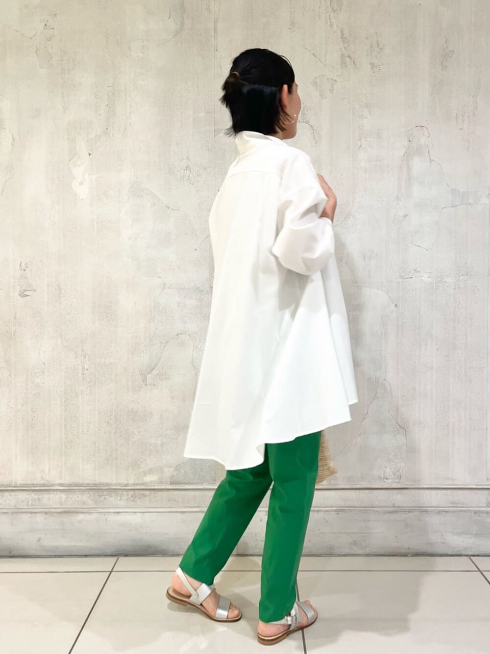 ホワイト系のシャツ/ブラウス、グリーン系のその他パンツ、シルバー系のサンダルを着用したレディースの夏コーディネートの2枚目の写真