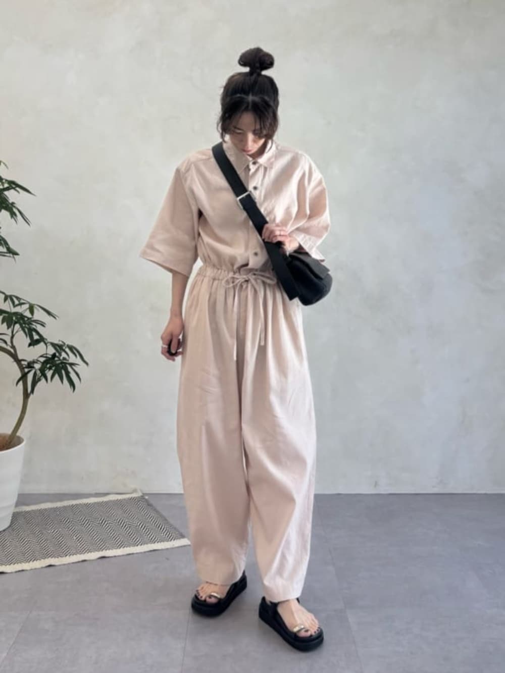 ブラック系のショルダーバッグ、ピンク系のサロペット/オーバーオールを着用したレディースの春コーディネートの2枚目の写真