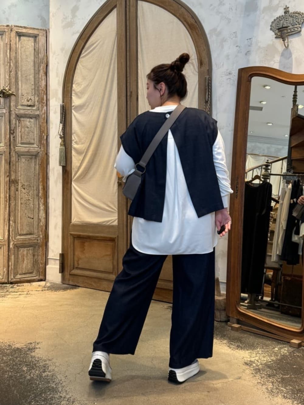 ブルー系のシャツ/ブラウス、ブルー系のその他パンツ、ホワイト系のシャツ/ブラウスを着用したレディースの冬コーディネートの3枚目の写真