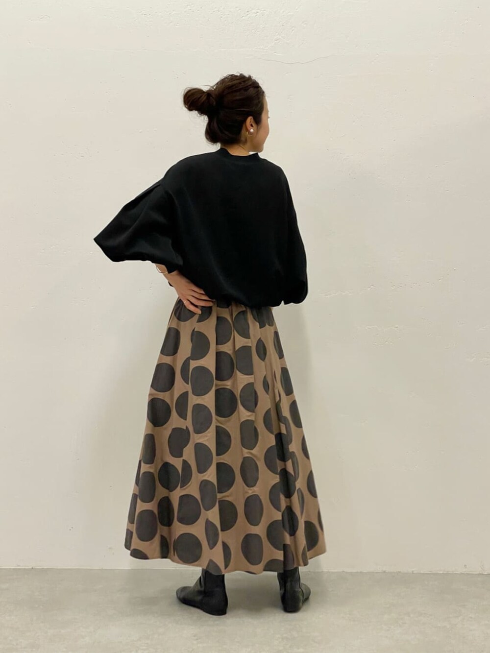 イエロー系のスカートを着用したレディースの夏コーディネートの3枚目の写真