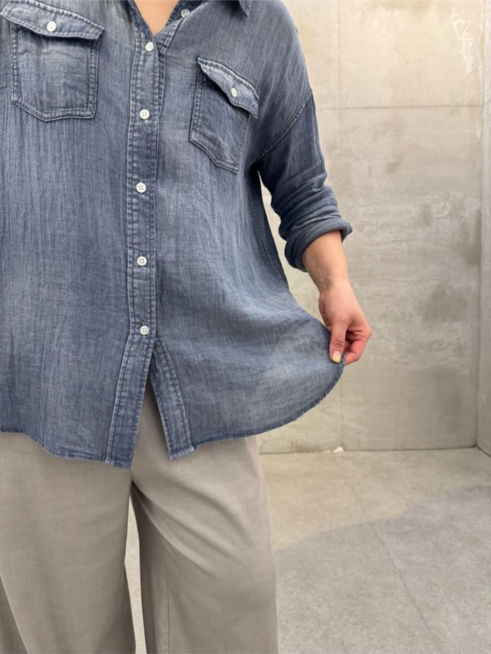 ブルー系のシャツ/ブラウス、ブラック系のショルダーバッグを着用したレディースの春コーディネートの8枚目の写真