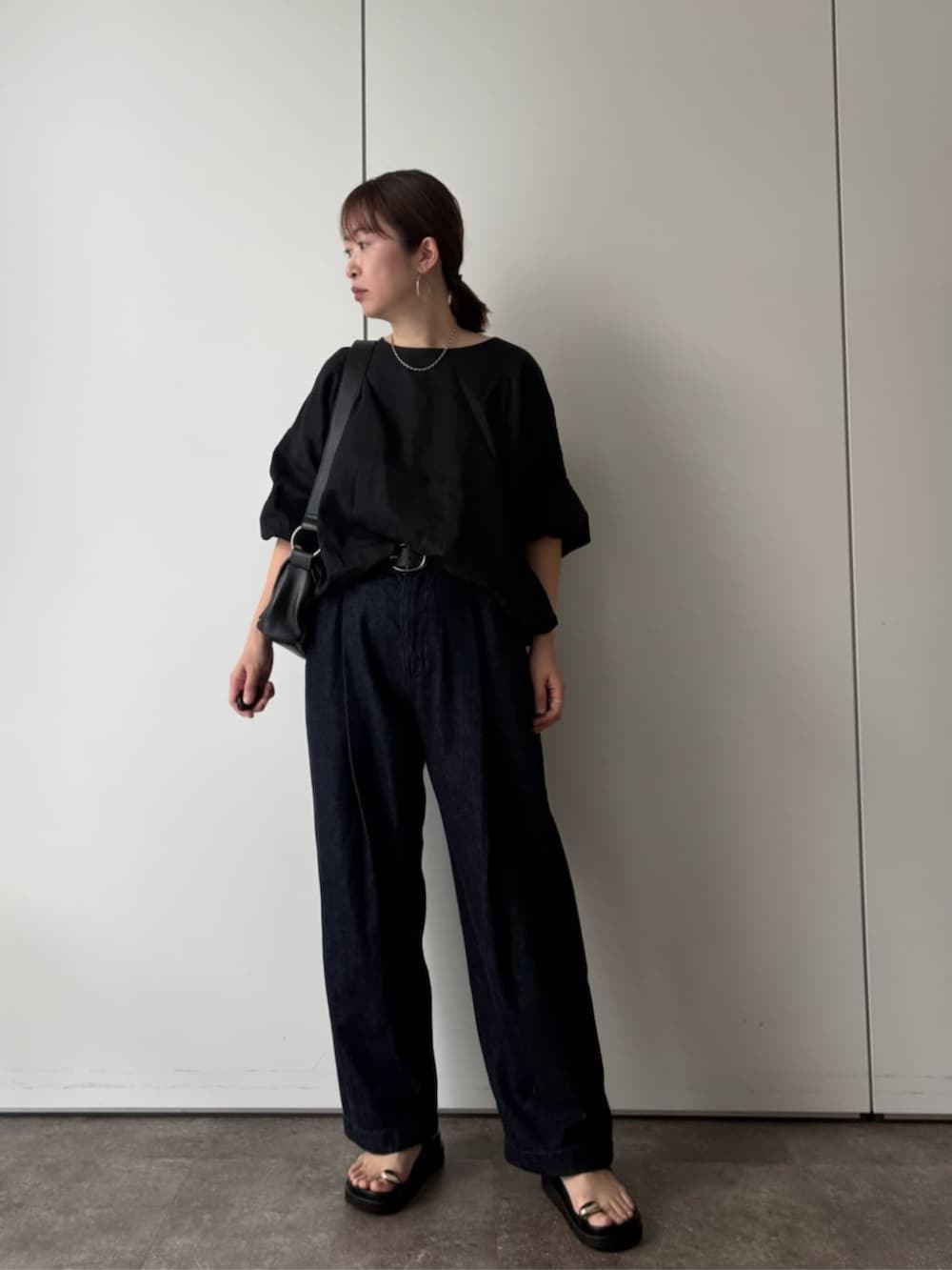 ベージュ系のその他アウター、ブラック系のショルダーバッグ、ブラック系のサンダルを着用したレディースの冬コーディネートの7枚目の写真