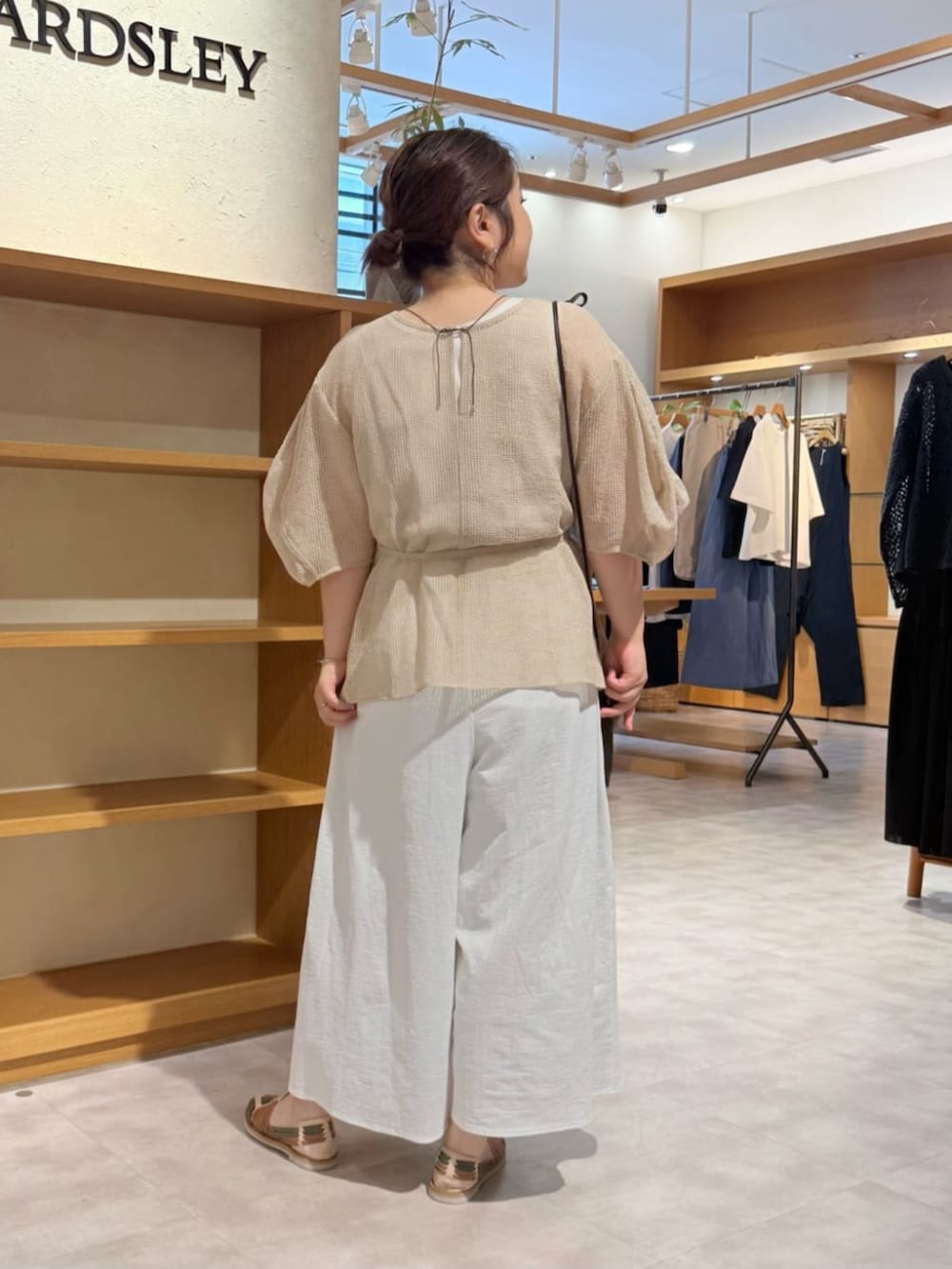 ベージュ系のシャツ/ブラウス、ホワイト系のその他パンツを着用したレディースの春コーディネートの3枚目の写真