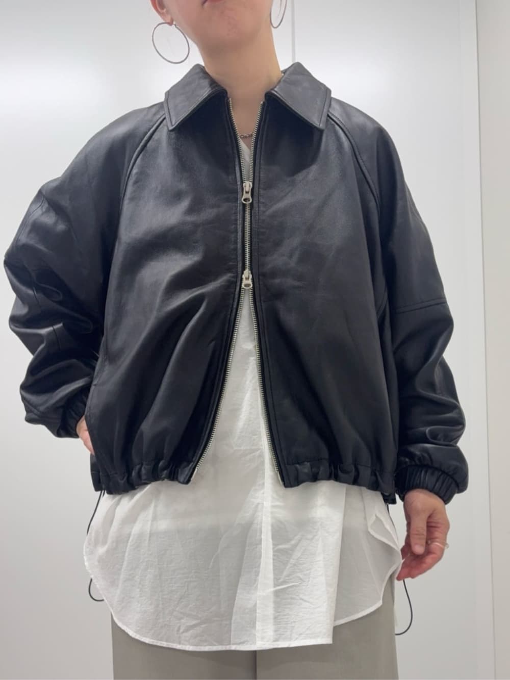 ブラック系のブルゾン、ホワイト系のシャツ/ブラウスを着用したレディースの冬コーディネートの5枚目の写真