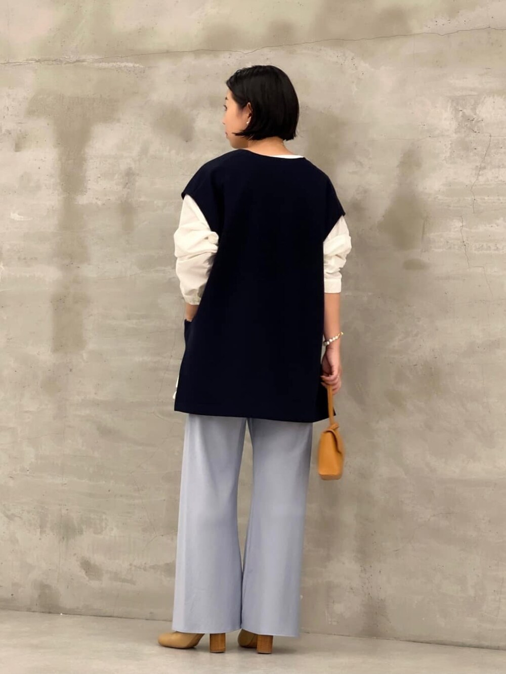 ホワイト系のシャツ/ブラウス、ブラック系のTシャツ/カットソー、イエロー系のハンドバッグを着用したレディースの秋コーディネートの4枚目の写真