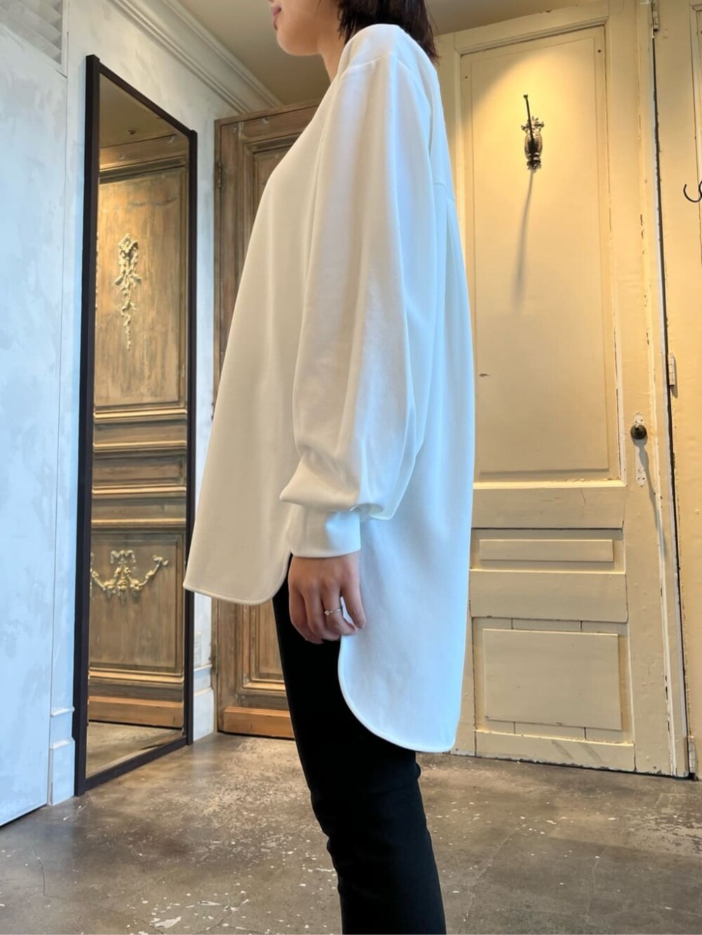 シルバー系のスニーカー、ブラック系のその他パンツ、ホワイト系のシャツ/ブラウスを着用したレディースの冬コーディネートの5枚目の写真