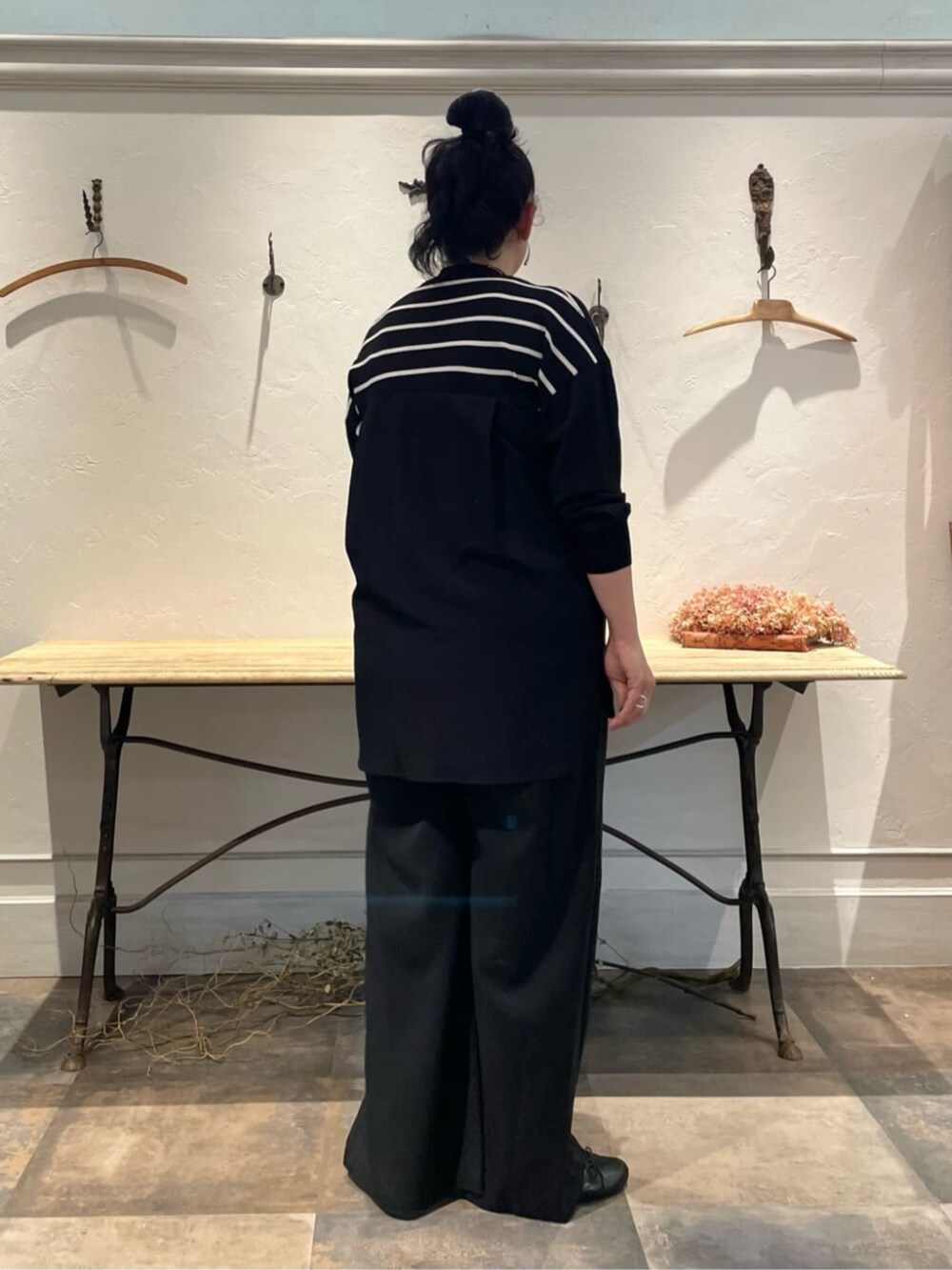 ブラック系のニット/セーターを着用したレディースの冬コーディネートの3枚目の写真