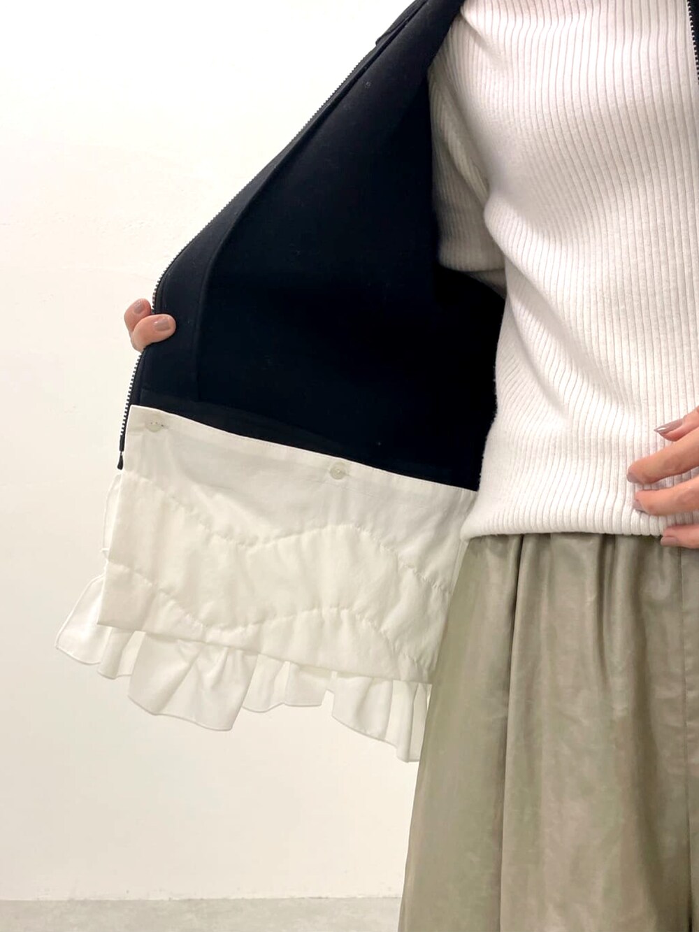 ブラック系のブルゾン、グリーン系のその他パンツ、ホワイト系のニット/セーターを着用したレディースの冬コーディネートの3枚目の写真